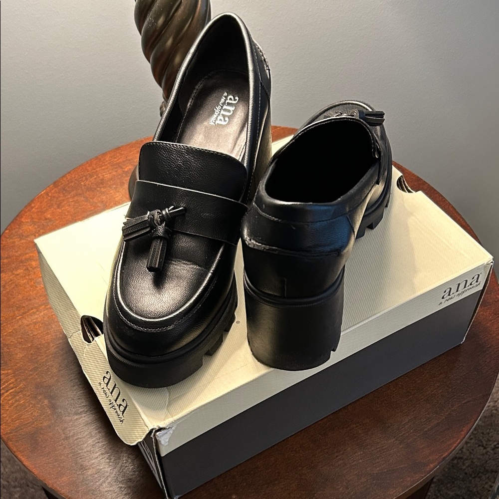 a.n.a Women's NWT Black Tassel Loafers
